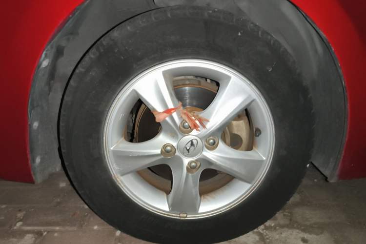 Used Hyundai Verna (older generation) 2010 Sedan 1.4L Automatic Fashionable GT Model Right Front Wheel Hub