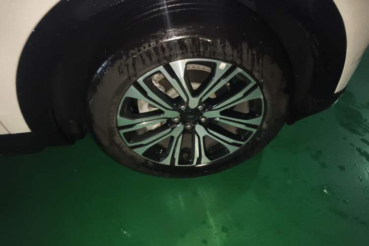 Used Ford Explorer 2024 2.3T EcoBoost Four-Wheel Drive Titanium Edition 7 Seats Right Front Wheel Hub