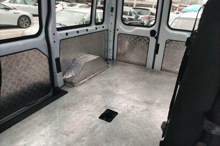 Used JMC Fushun 2025 2.0T 6MT Diesel Short-Wheelbase Mid-Roof Commercial Multi-Purpose Passenger Vehicle with 5/6 Seats
