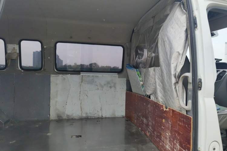 Used SAIC MAXUS Xintu V80 2019 2.5T Classic Model 6-Speed Manual Aotong Long Wheelbase Mid-Height 7-Seater
