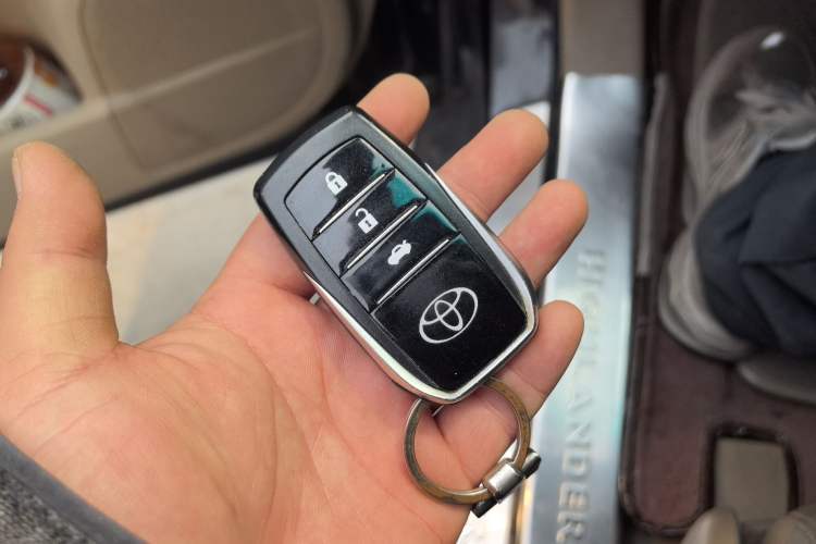 Used Toyota Highlander 2013 2.7L Two-Wheel Drive 7-Seater Zijin Edition
