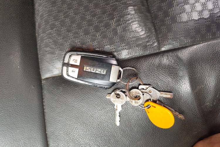 Used Isuzu mu-X 2017 3.0T Four-Wheel Drive Automatic Luxury 7-Seater China V Emission Standard
