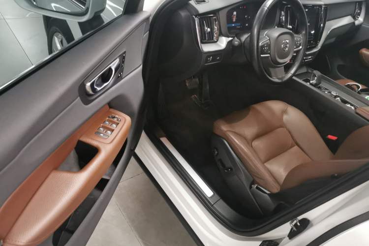 Used Volvo XC60 2022 B5 4x4 Zhiyi Luxury Edition
