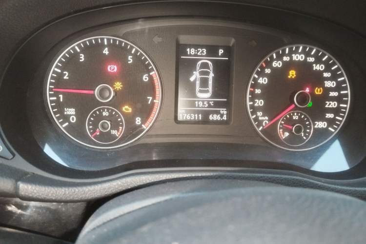 Used Volkswagen Passat 2015 1.8TSI DSG Prestige Edition Odometer Close Up