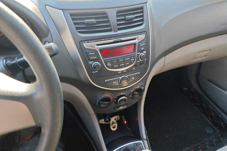 Used Hyundai Verna (older generation) 2014 1.4L Manual Smart GLS Trim Audio And AC Panel