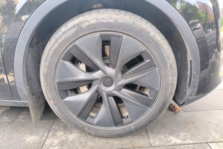 Used Tesla Model Y 2024 Long-Range All-Wheel-Drive Version Right Front Wheel Hub