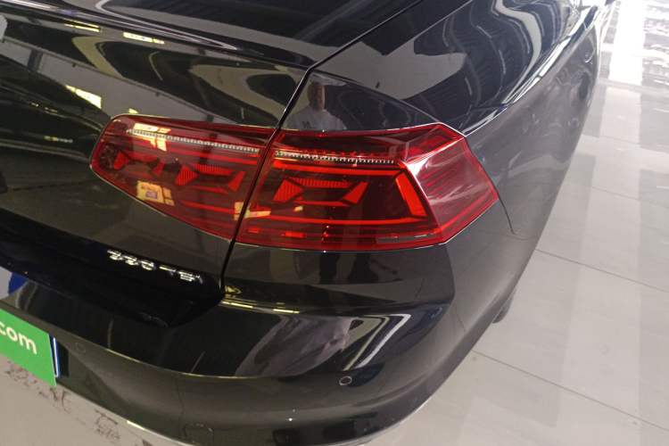 Used Volkswagen Magotan 2023 2 Million Units Limited Edition 330TSI DSG Leading Version Exterior 3