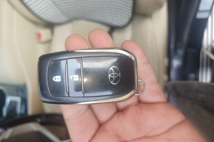 Used Toyota Highlander 2015 2.0T Four-Wheel Drive Luxury Edition 7-Seater Vehicle Key