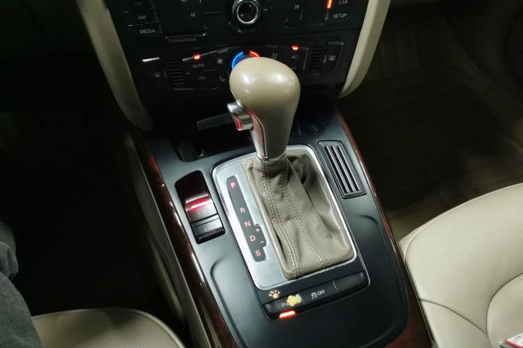 Used Audi A4L 2012 2.0 TFSI automatic Comfort trim level Gear Lever