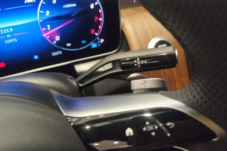 Used Mercedes-Benz GLC 2025 Refreshed GLC 300 L 4MATIC Dynamic Version 5 Seats Gear Lever