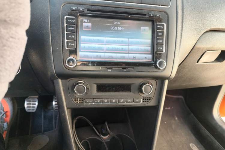 Used Volkswagen Polo 2012 1.6L Cross Polo MT Audio And AC Panel