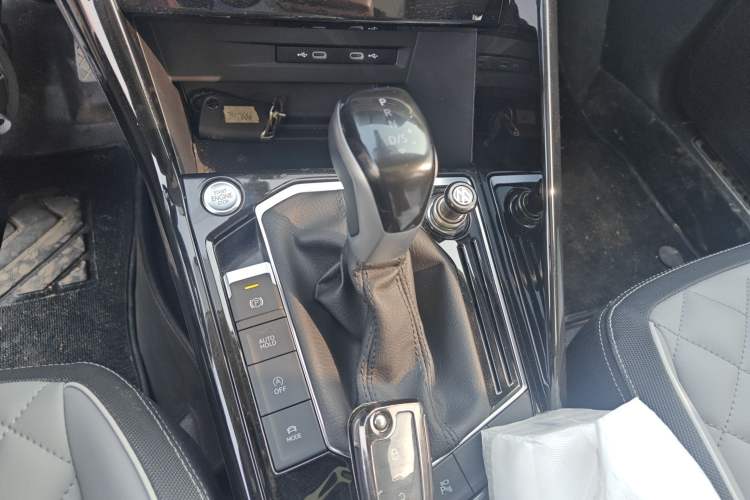 Used Volkswagen Tayron 2024 300TSI Two-Wheel-Drive Luxury Plus Advanced Version Gear Lever