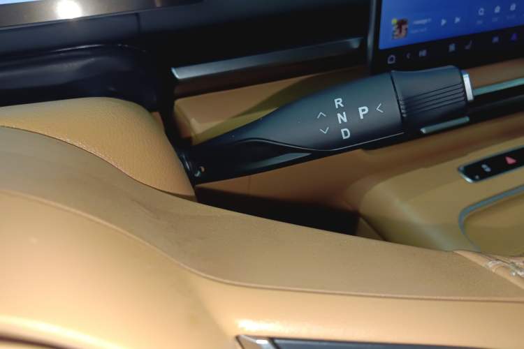 Used VOYAH Dream 2025 PHEV Four-Wheel-Drive Flagship Kunpeng Edition Gear Lever