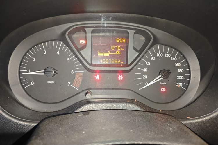 Used Citroen Elysee 2015 Zhishang Edition 1.6L Manual Fashion Model Odometer Close Up