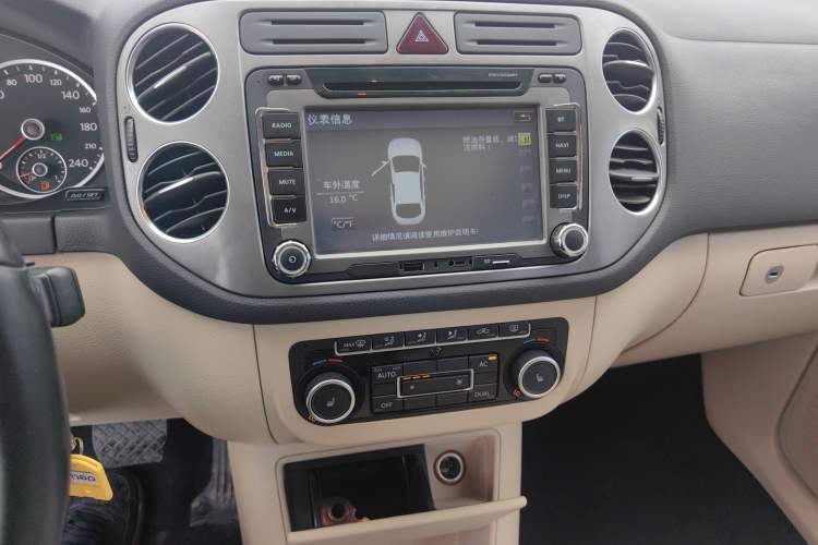 Used Volkswagen Tiguan 2012 1.8TSI Automatic All-Wheel Drive Elite Edition Audio And AC Panel