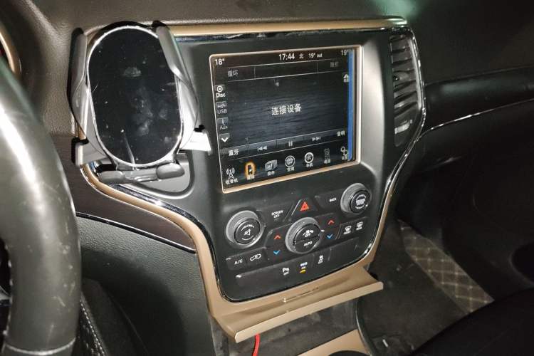 Used Jeep Grand Cherokee 2014 3.0L Comfort Navigation Edition Audio And AC Panel