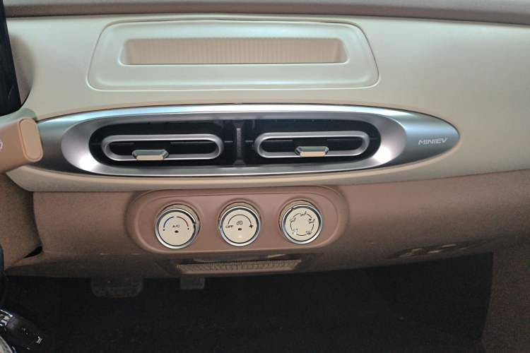 Used Wuling Hongguang MINIEV 2025 Four-Door Version Advanced Edition Audio And AC Panel