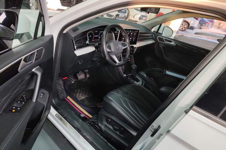 Used Volkswagen Tiguan L 2024 330TSI Automatic Two-Wheel Drive Smart Edition
