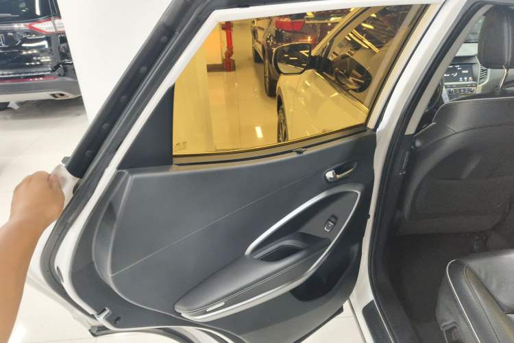 Used Hyundai Santa Fe 2017 2.4L Automatic Two-Wheel Drive Smart Version 5 Seats Left Rear Door Interior