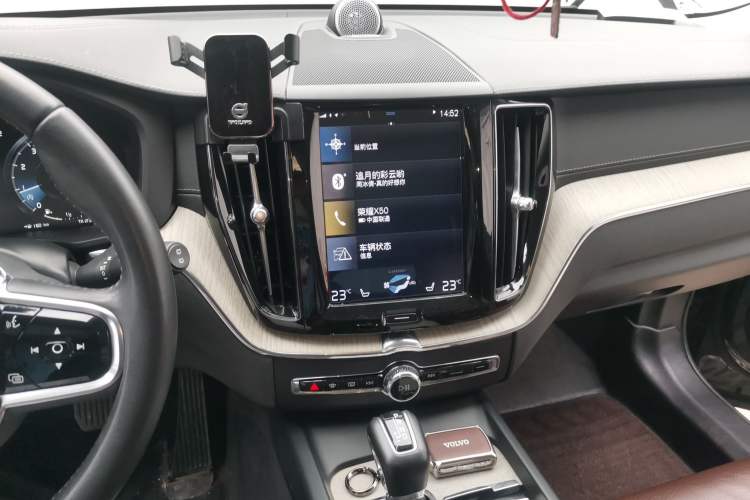 Used Volvo XC60 2020 T5 4x4 Smart Luxury Edition Audio And AC Panel