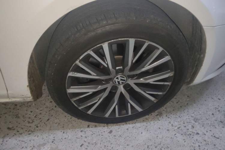 Used Volkswagen FAW-Volkswagen CC 2016 1.8TSI Luxury Model Right Front Wheel Hub
