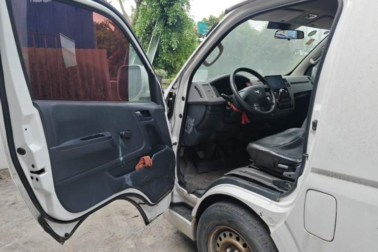 Used Foton Scenic G7 2016 2.0L Commercial Version Long Wheelbase High Roof – 486EQV4 Driver Seat