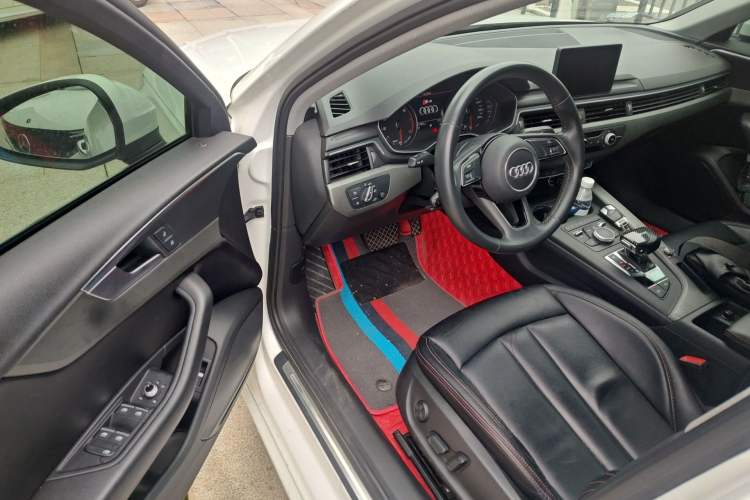 Used Audi A4L 2019 40 TFSI Ambition China VI Driver Seat