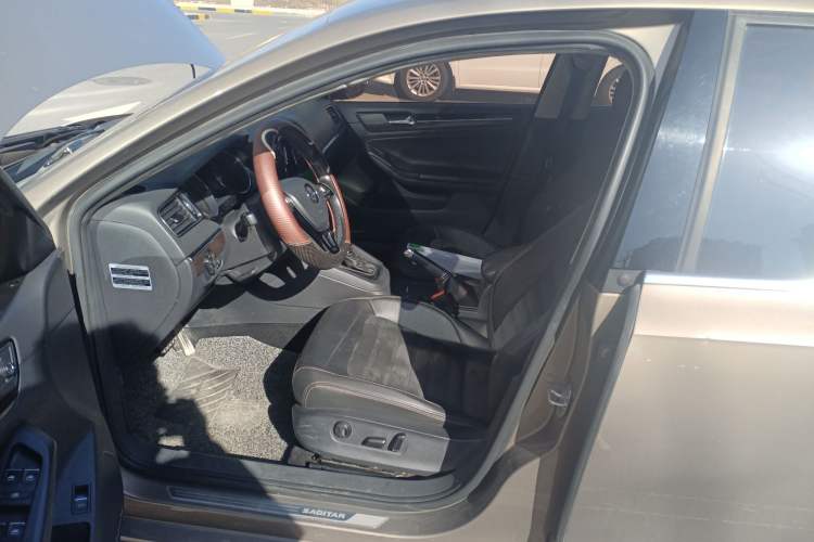 Used Volkswagen Sagitar 2015 230TSI Automatic Luxury Model
