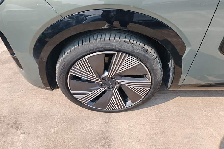 Used Lynk & Co 08 EM-P 2025 220 km All-Wheel-Drive Performance Halo
