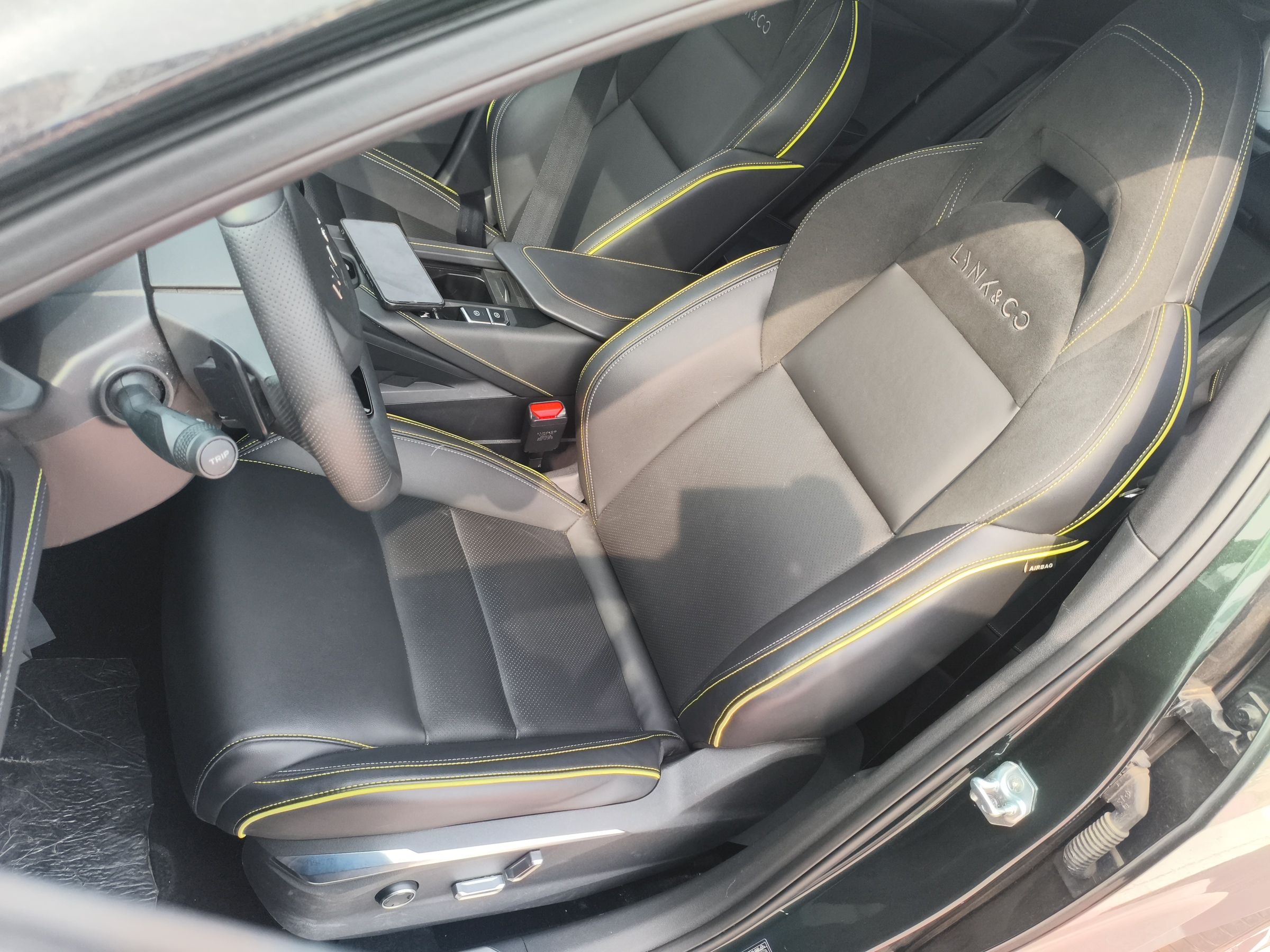 Переднее сиденье в автомобиле