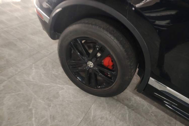 Used Volkswagen Touareg 2017 3.0 TSI Touareg Edition Right Rear Wheel Hub