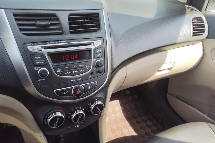 Used Hyundai Verna (older generation) 2014 1.4L Manual Smart GLS Trim Audio And AC Panel