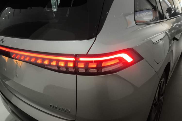 Used Dongfeng eπ eπ008 2024 210Max Range-Extended Version 6 Seats Right Rear Taillight