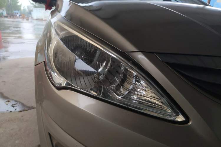Used Hyundai Verna (older generation) 2010 Sedan 1.4L Manual Comfort GS Right Front Headlight