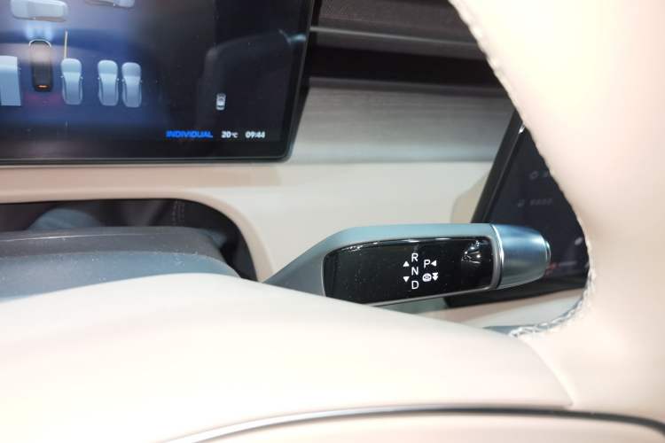 Used XPeng X9 2025 650 Long-Range Max Gear Lever