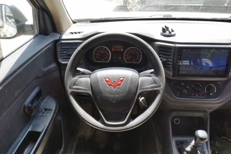 Used Wuling Hongguang V 2022 1.5L Jingqu Version Hydraulic Power Steering LAR Steering Wheel