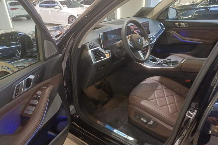 Used BMW X5 2023 xDrive 30Li Luxury M Sport Night Edition Package Interior 3