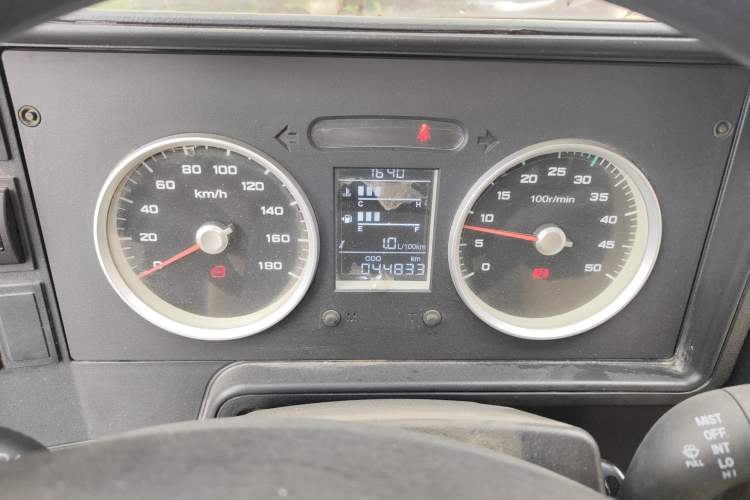 Used Iveco Daily 2020 2.5T A35 Passenger Van with Dual Tires Mid-Roof Design 5-9 Seater Side-Sliding Door China V Emission Standard