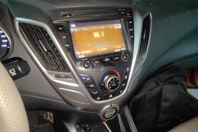 Used Hyundai Veloster 2011 1.6L Manual Comfort Edition Audio And AC Panel