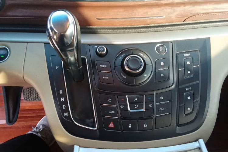 Used Buick GL8 2018 28T Luxury Model China VI Standard Gear Lever