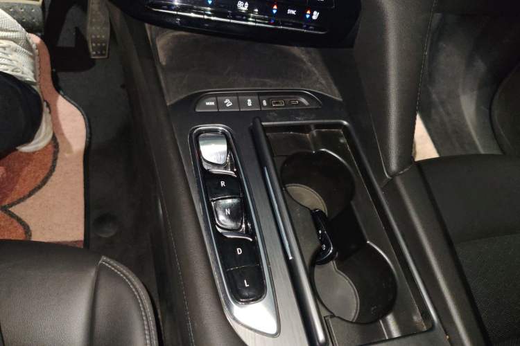 Used Buick Enclave 2020 28T Two-Wheel Drive Prestige Version Gear Lever