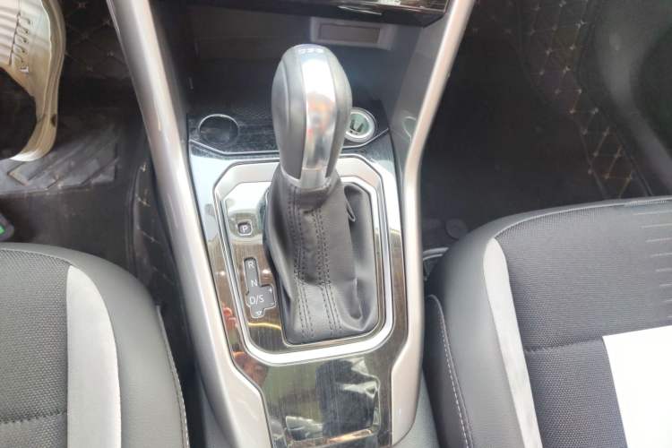 Used Volkswagen T-ROC 2019 230TSI DSG Two-Wheel-Drive Advanced Version China VI Standard
