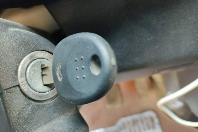 Used Iveco Daily 2021 2.5T A35 M1 Passenger Van 5-9 Seater Short Wheelbase Mid-Roof Design Dual Tires Side Sliding Door Vehicle Key