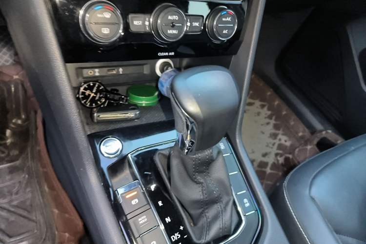 Used Volkswagen Tiguan L 2017 380TSI Automatic All-Wheel-Drive Luxury Edition Gear Lever