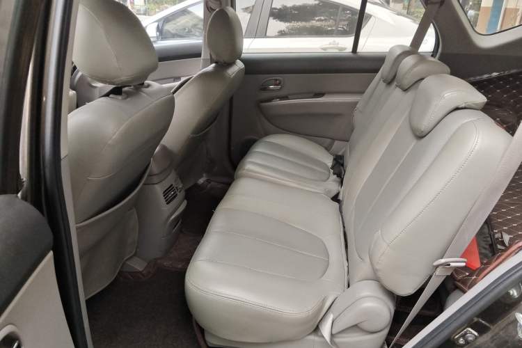 Used Kia Carens 2011 2.0L 7-Seater Automatic Standard Edition
