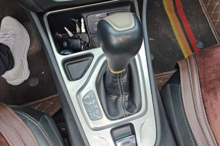 Used Jeep Cherokee 2016 2.0L Superior Edition Gear Lever