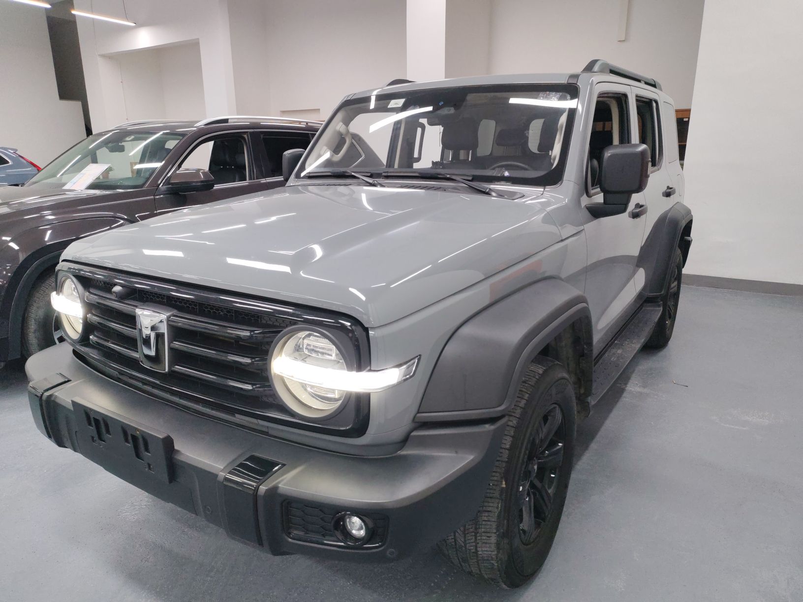 Под передней частью автомобиля