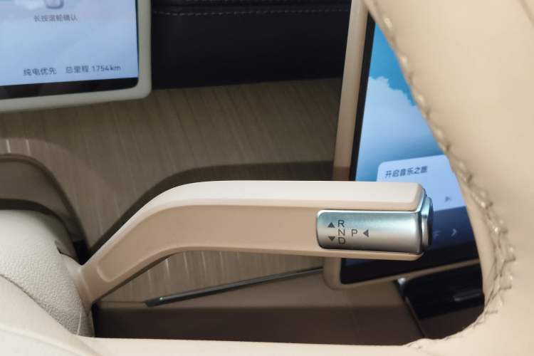 Used Chery Fengyun T11 2026 Model 220 Rear-Drive Boya Giant-Screen Luxury Edition Gear Lever