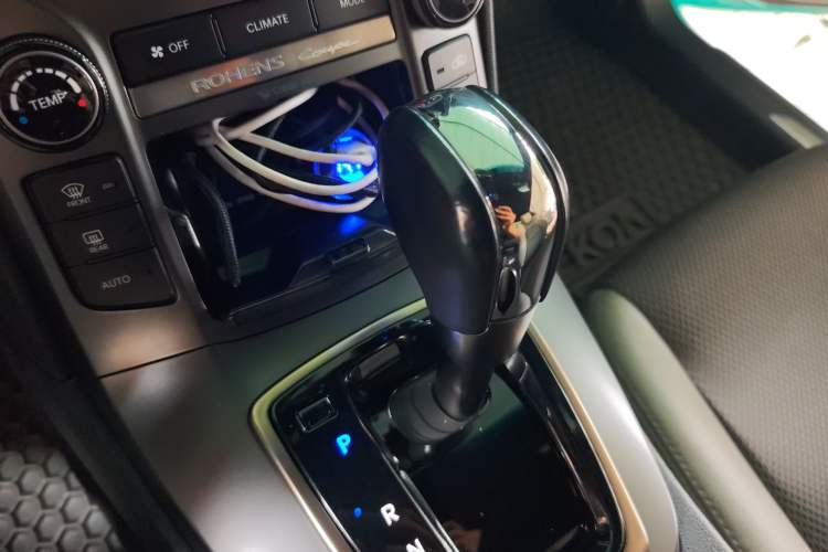 Used Hyundai Genesis Coupe 2012 2.0T Automatic Luxury Edition Gear Lever