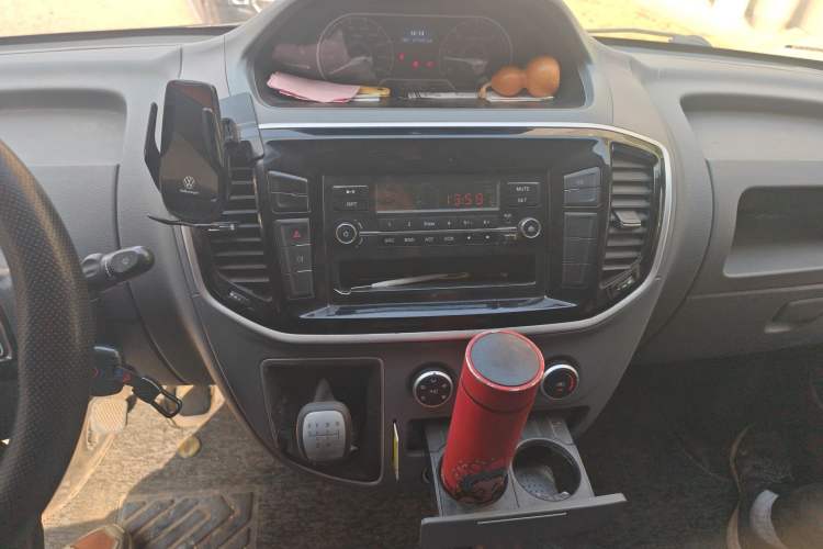 Used SAIC MAXUS Xintu V80 2023 2.0T Manual Classic Aoyuntong Short Wheelbase Ultra-Low Roof 5/6-Seater Audio And AC Panel